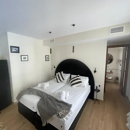 Zazz Apartahotel 4*